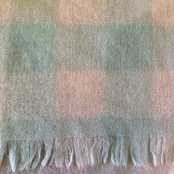 READ Vineyard Vines Sheer Blue White Gingham Check Fringed Cashmere Scarf Wrap - Picture 3 of 6